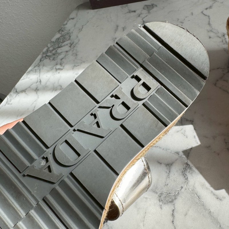 ‼️八成新 全網最低✨Prada 銀色金屬雙帶草編坡跟涼鞋-22