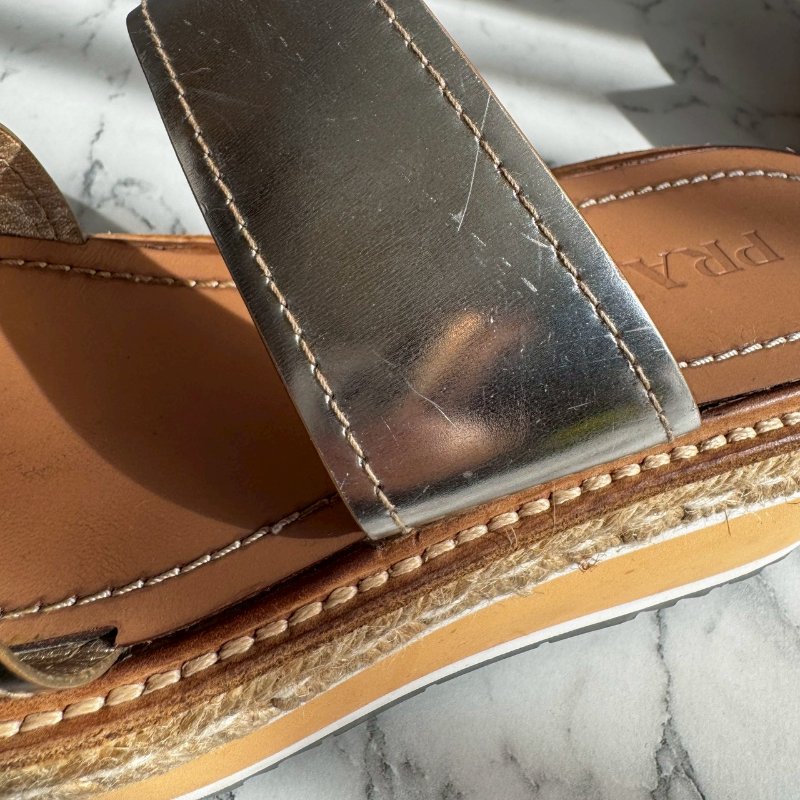 ‼️八成新 全網最低✨Prada 銀色金屬雙帶草編坡跟涼鞋-25