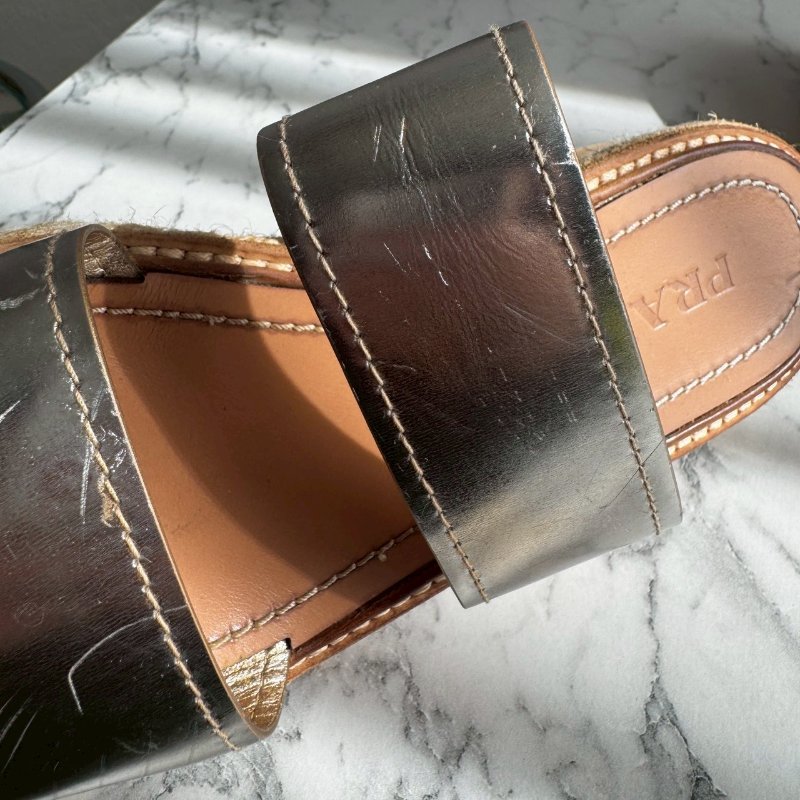 ‼️八成新 全網最低✨Prada 銀色金屬雙帶草編坡跟涼鞋-26