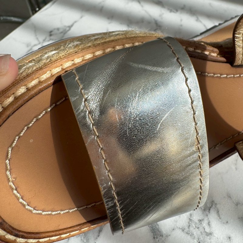 ‼️八成新 全網最低✨Prada 銀色金屬雙帶草編坡跟涼鞋-27