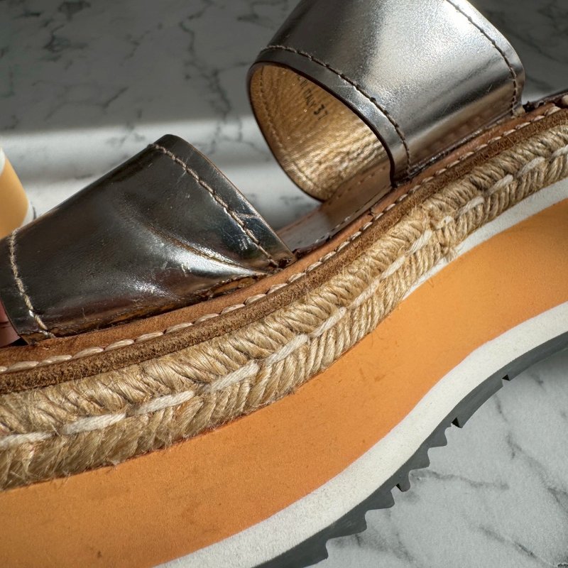 ‼️八成新 全網最低✨Prada 銀色金屬雙帶草編坡跟涼鞋-28