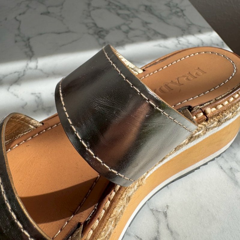 ‼️八成新 全網最低✨Prada 銀色金屬雙帶草編坡跟涼鞋-29