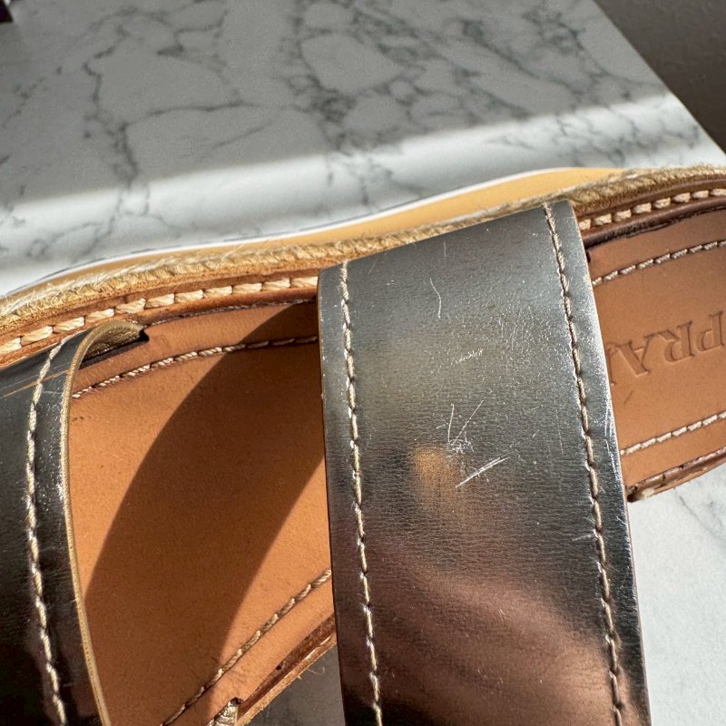 ‼️八成新 全網最低✨Prada 銀色金屬雙帶草編坡跟涼鞋-30