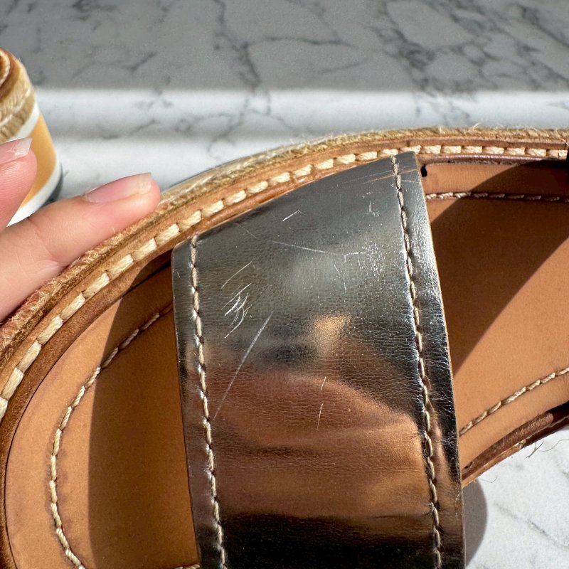 ‼️八成新 全網最低✨Prada 銀色金屬雙帶草編坡跟涼鞋-31