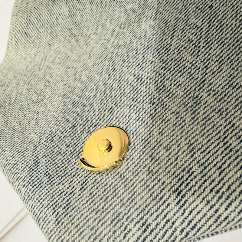 全新YSL Lou Lou V紋斜背包-11