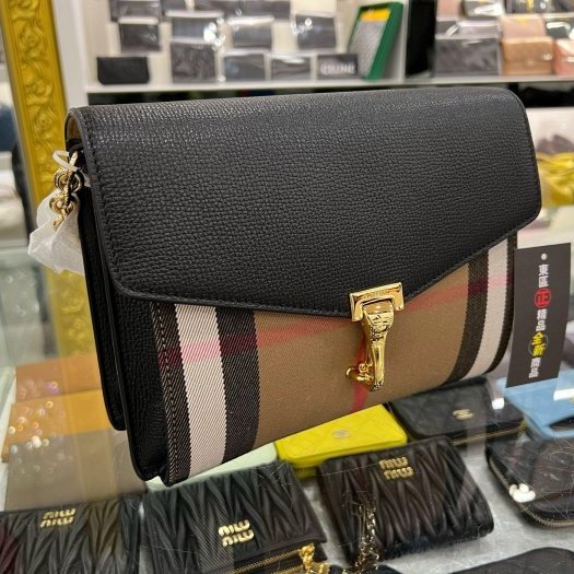 東區正精品㊣BURBERRY 8080321 MACKEN 全新黑色皮革拼格紋金釦釦式翻蓋肩背包斜背包 RZ5414-1