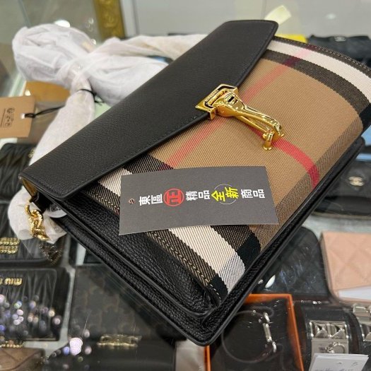東區正精品㊣BURBERRY 8080321 MACKEN 全新黑色皮革拼格紋金釦釦式翻蓋肩背包斜背包 RZ5414-2