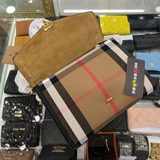 東區正精品㊣BURBERRY 8080321 MACKEN 全新黑色皮革拼格紋金釦釦式翻蓋肩背包斜背包 RZ5414-3