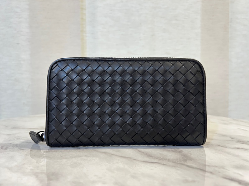 BV黑羊皮小編織黑釦ㄇ拉8卡長夾-0