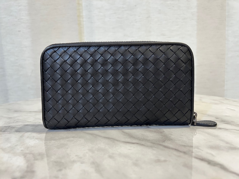 BV黑羊皮小編織黑釦ㄇ拉8卡長夾-1