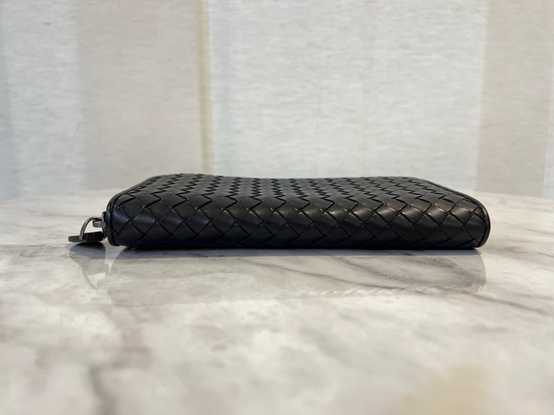 BV黑羊皮小編織黑釦ㄇ拉8卡長夾-2