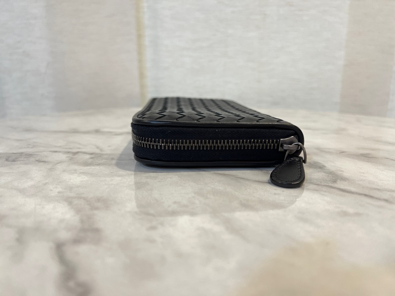 BV黑羊皮小編織黑釦ㄇ拉8卡長夾-3