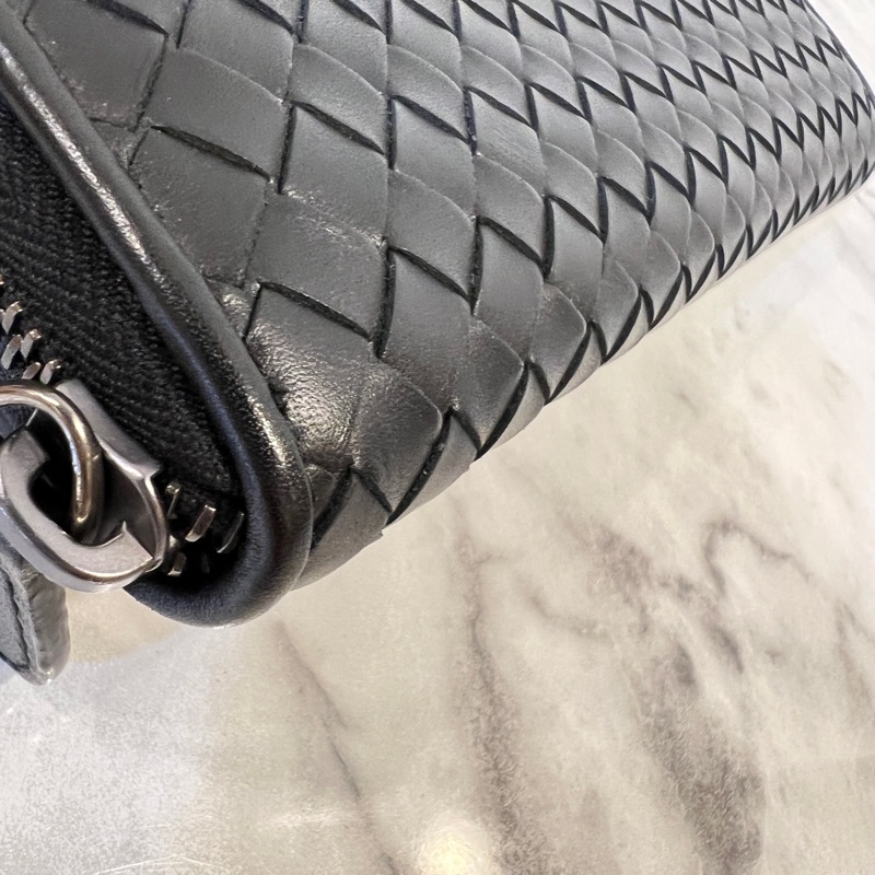 BV黑羊皮小編織黑釦ㄇ拉8卡長夾-9