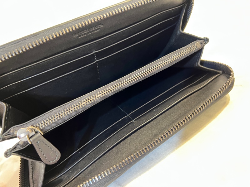 BV黑羊皮小編織黑釦ㄇ拉8卡長夾-12