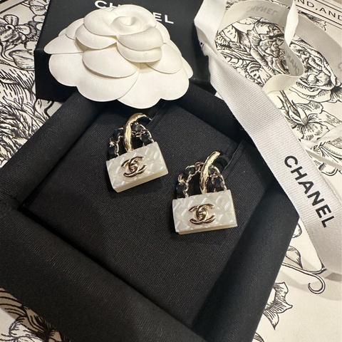 Chanel皮穿鏈包包菱格耳環