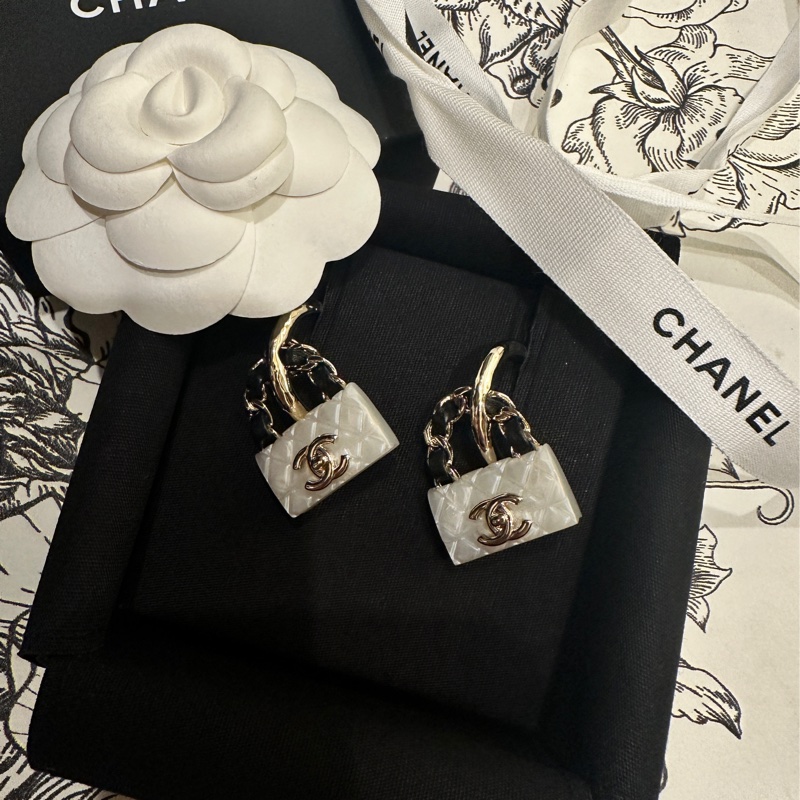 Chanel皮穿鏈包包菱格耳環-1