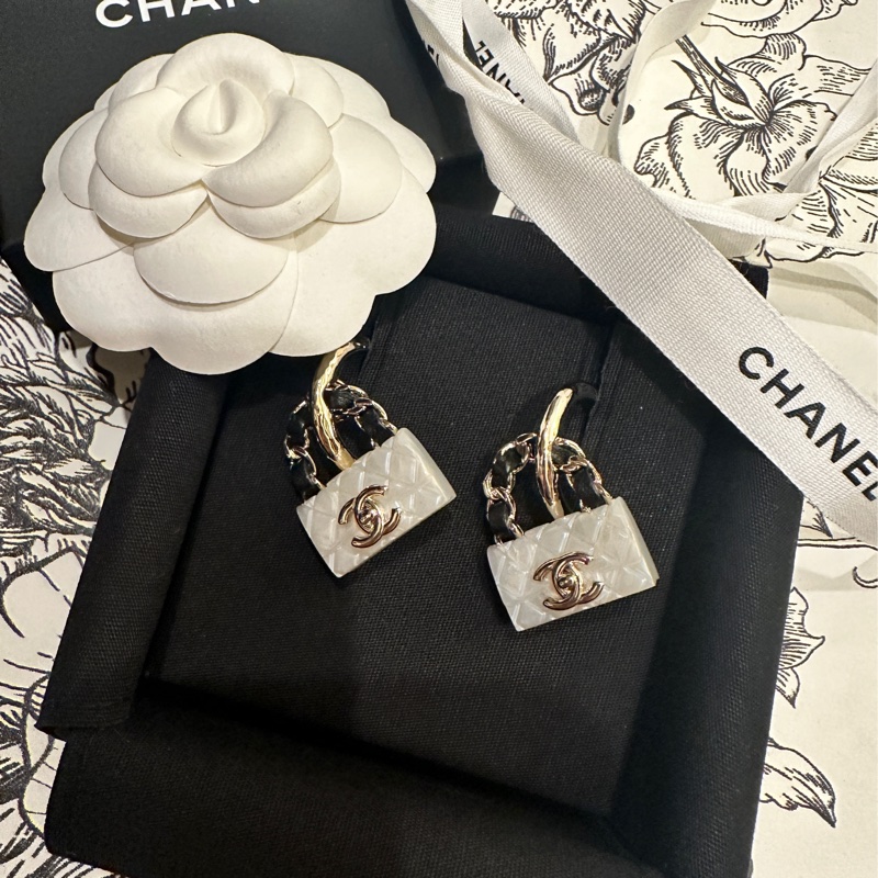 Chanel皮穿鏈包包菱格耳環-3