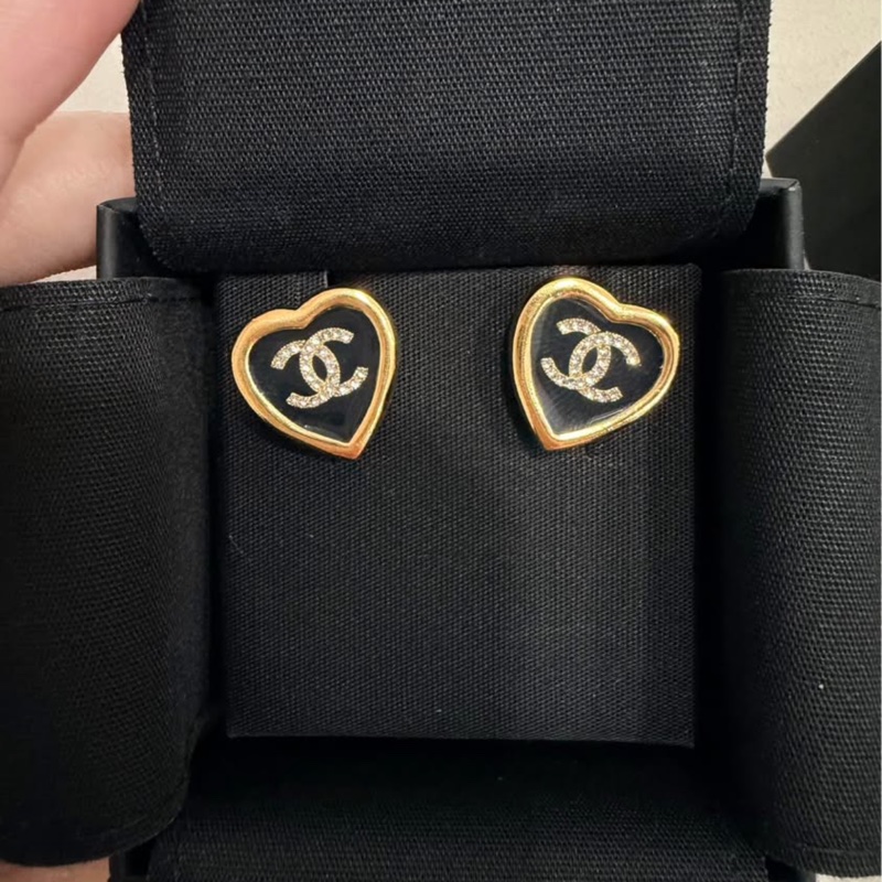 (全新)香奈兒 Chanel 25B 黑金愛心耳針 耳環-0