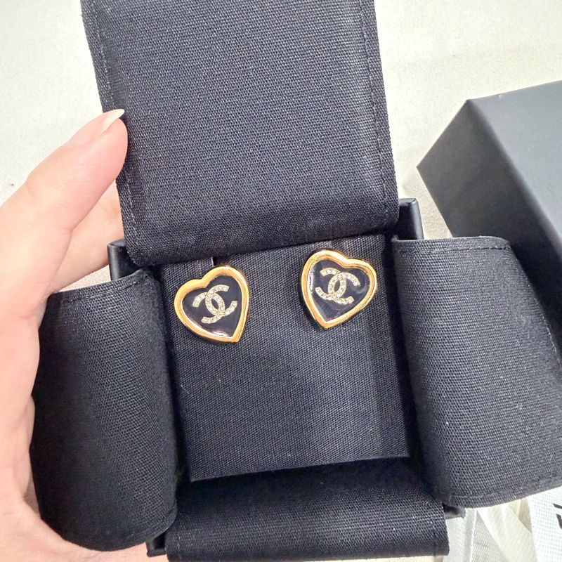 (全新)香奈兒 Chanel 25B 黑金愛心耳針 耳環-1