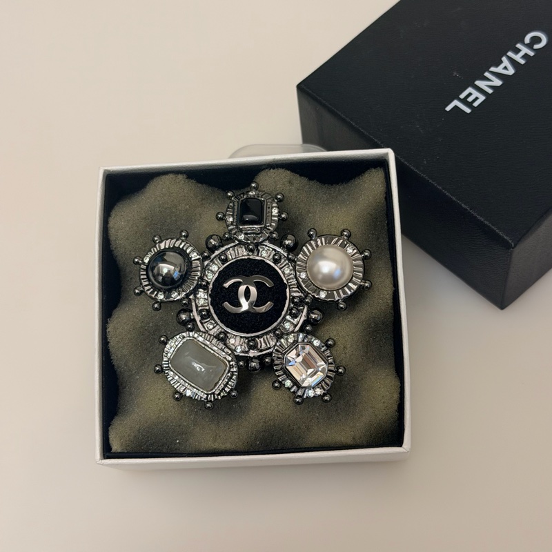 🍒 香奈兒 CHANEL 巴洛克風格胸針/黑、白珍珠/月光石/黑瑪瑙/ 2F260103-1-1