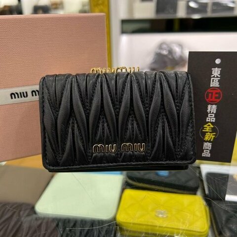 東區正精品㊣MIU MIU 5ME005 全新黑色全皮皺摺三折金釦短夾 RZ5385