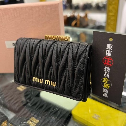 東區正精品㊣MIU MIU 5ME005 全新黑色全皮皺摺三折金釦短夾 RZ5385-1