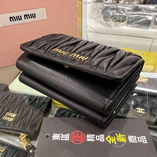 東區正精品㊣MIU MIU 5ME005 全新黑色全皮皺摺三折金釦短夾 RZ5385-5