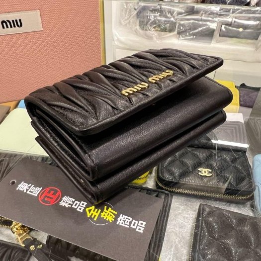 東區正精品㊣MIU MIU 5ME005 全新黑色全皮皺摺三折金釦短夾 RZ5385-6