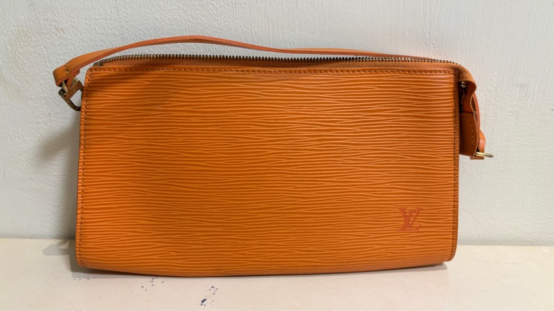 LOUIS VUITTON Orange Epi Leather Pochette Bag 橘色 水波紋 麻將包 腋下包 小廢包 手提 肩背包-0