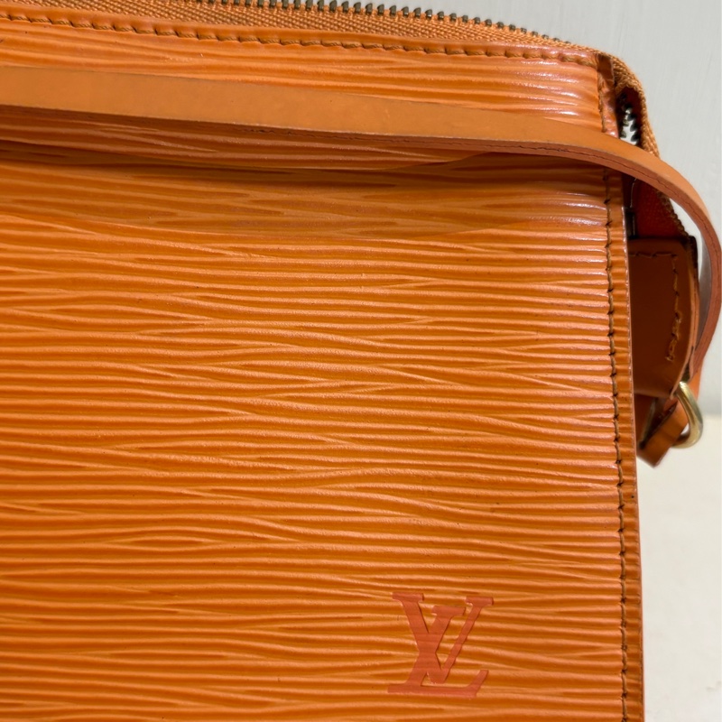 LOUIS VUITTON Orange Epi Leather Pochette Bag 橘色 水波紋 麻將包 腋下包 小廢包 手提 肩背包-1