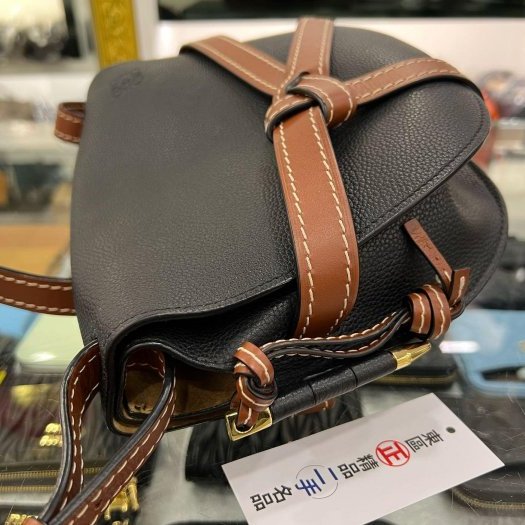 東區正精品㊣LOEWE GATE 黑色荔枝紋拼焦糖色牛皮斜背包郵差包馬鞍包綁帶禮物包小款 RZ5034-4