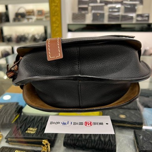 東區正精品㊣LOEWE GATE 黑色荔枝紋拼焦糖色牛皮斜背包郵差包馬鞍包綁帶禮物包小款 RZ5034-5