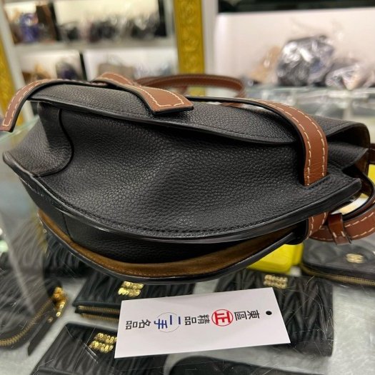 東區正精品㊣LOEWE GATE 黑色荔枝紋拼焦糖色牛皮斜背包郵差包馬鞍包綁帶禮物包小款 RZ5034-6