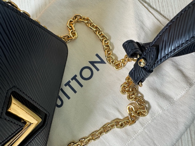 LOUIS VUITTON Twist PM 黑金（近全新含防塵袋及盒子）-3