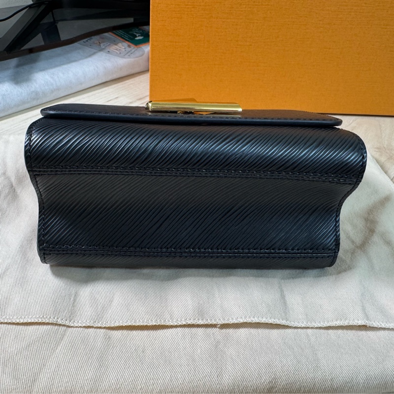 LOUIS VUITTON Twist PM 黑金（近全新含防塵袋及盒子）-7