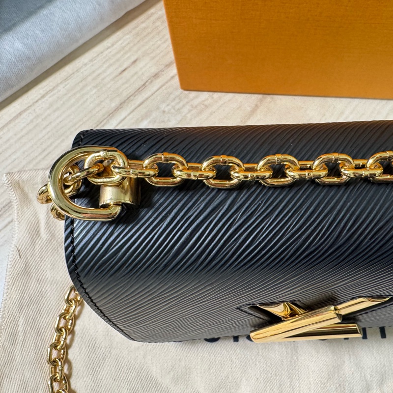 LOUIS VUITTON Twist PM 黑金（近全新含防塵袋及盒子）-12