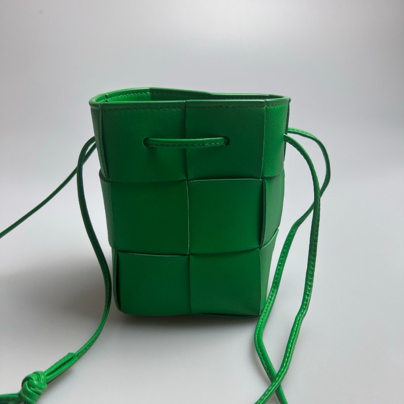 BV 晶片款 2*3綠水桶包-0