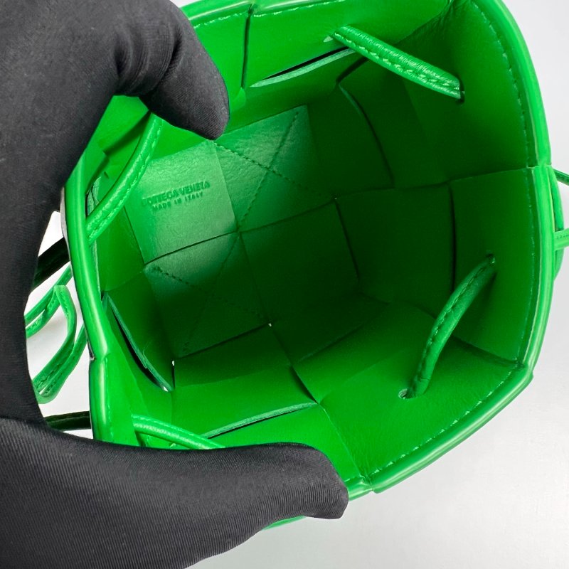 BV 晶片款 2*3綠水桶包-4