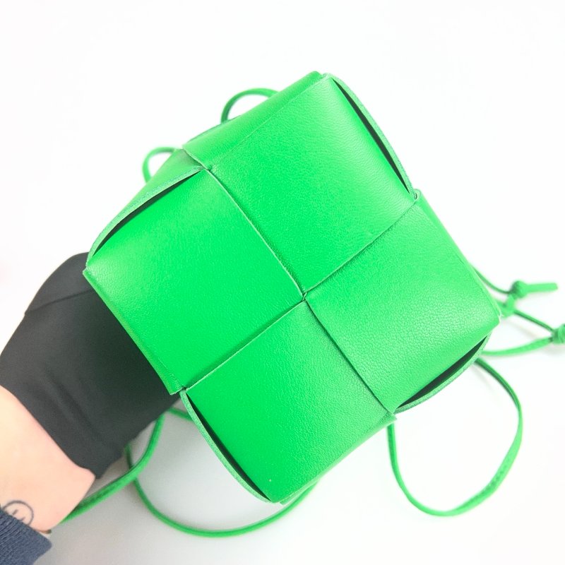 BV 晶片款 2*3綠水桶包-5