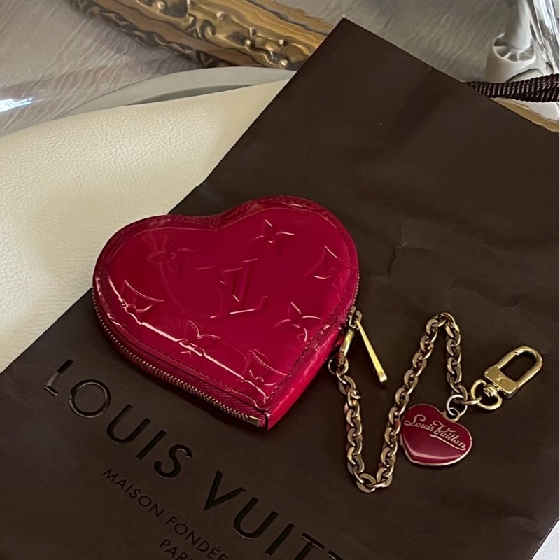 LV紅色漆皮愛心零錢包-0