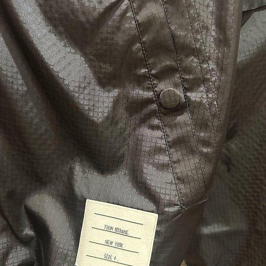 💎Han's house精品服飾💎Thom Browne TB 尼龍 風衣 外套 手袖可拆 原價 55000-4