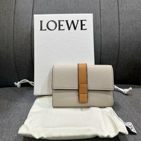 💎Han's house精品服飾💎 LOEWE 拼接 短夾 現貨 原價23000