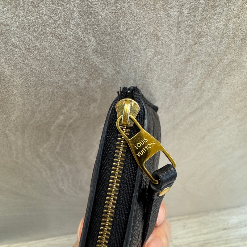 LV黑壓紋Melanie BB拉鍊扁長夾M68712-23