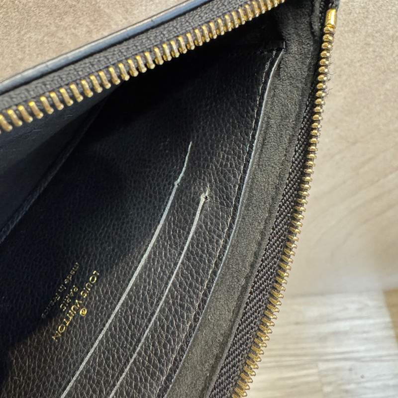 LV黑壓紋Melanie BB拉鍊扁長夾M68712-25