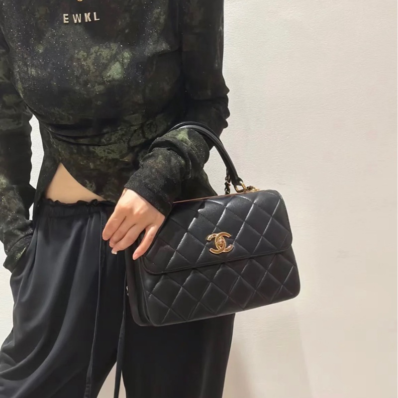 ✨Chanel trendy cc 旋轉扣郵差包 經典黑金 優雅實用🖤-1