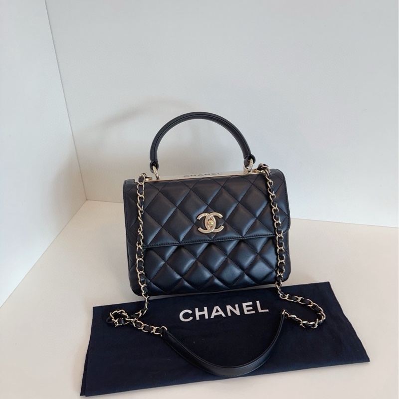 ✨Chanel trendy cc 旋轉扣郵差包 經典黑金 優雅實用🖤-4