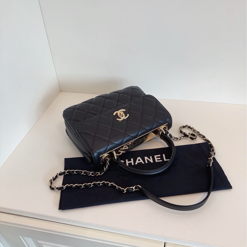 ✨Chanel trendy cc 旋轉扣郵差包 經典黑金 優雅實用🖤-7