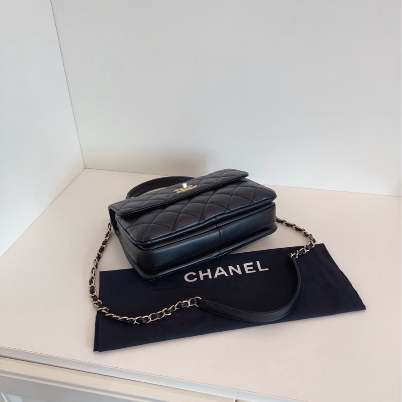 ✨Chanel trendy cc 旋轉扣郵差包 經典黑金 優雅實用🖤-8
