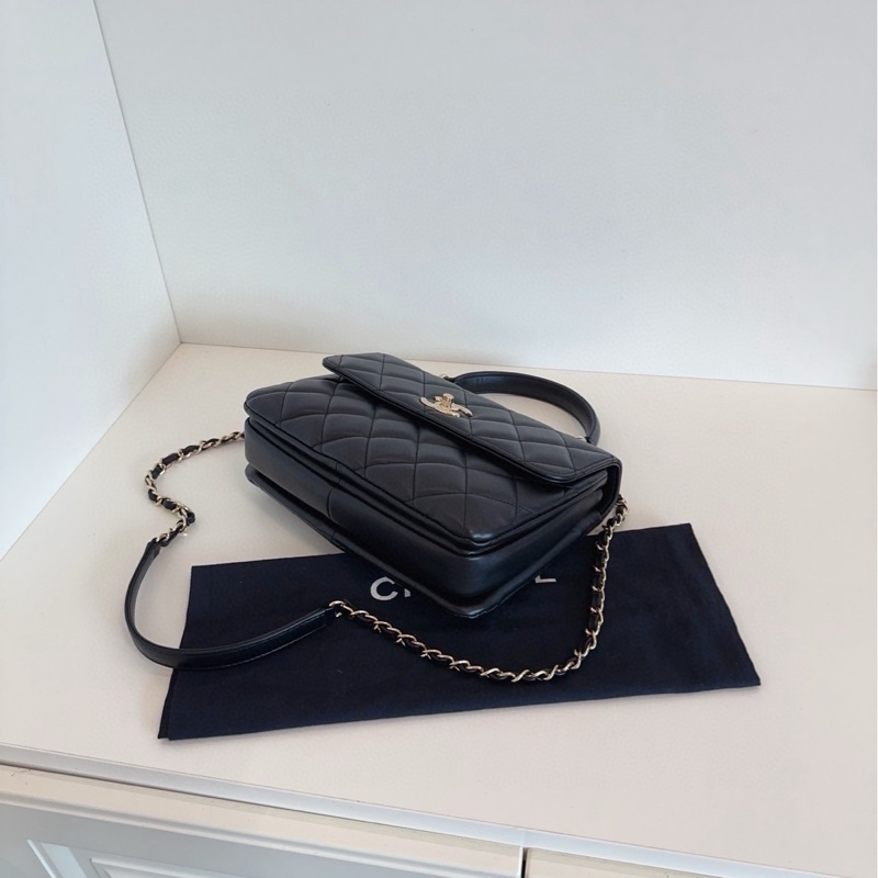 ✨Chanel trendy cc 旋轉扣郵差包 經典黑金 優雅實用🖤-9