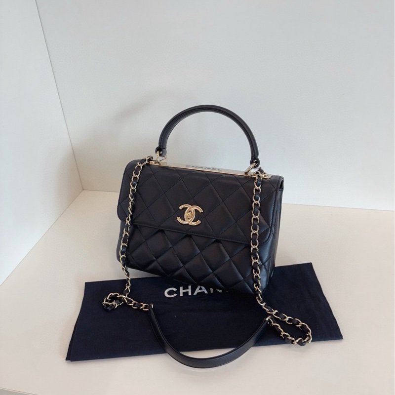 ✨Chanel trendy cc 旋轉扣郵差包 經典黑金 優雅實用🖤-10